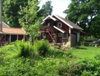 Das Ferienhaus mit Balkon und Garten, direkt am See Tisaren gelegen bietet Platz für 4 Gäste.